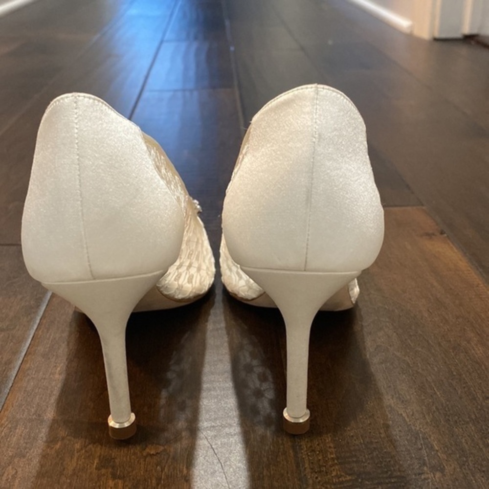 Manolo Blahnik Hangisilace Cream Lace Jewel Buckle pumps size 35EU - Picture 9 of 15